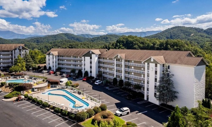 Pigeon Forge Condo | Dolly's Hideout: Pools and Relaxation