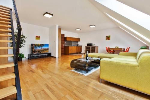 Banska Bystrica Apartment | Dolná - mezonetový apartmán na námestí pre 4