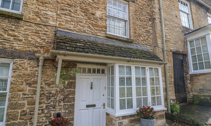 Burford House | DOLPHIN HOUSE, pet friendly, character holiday cottage in Burford