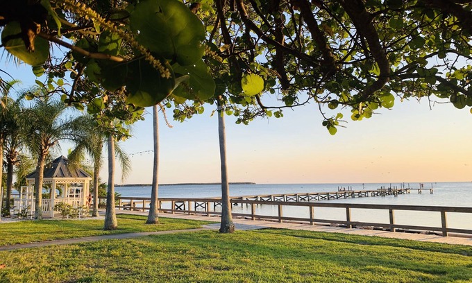 Ruskin Condo | DOLPHINS🐬,BEACH step away,WIFI, FREE PARKING, POOLS,HOT TUB, MARINAS, PIER #307