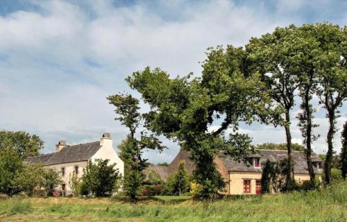 Commana House | Domaine de Linguinou piscine et spa