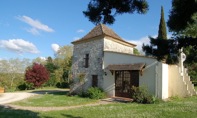 Saint-Cernin-de-Labarde Cottage | Domaine de Pemontier - Le Pigeonnier (sleeps 4 in 2 bedrooms)