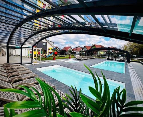 Wladyslawowo Apartment | Domki Kotwica PARK Władysławowo - Trzy Baseny z Podgrzewaną Wodą pod Kopułą