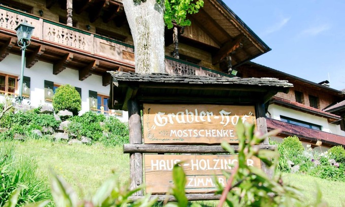 Steinbach am Attersee Apartment | Doppelzimmer Nuss - Bauernhof Grablerhof