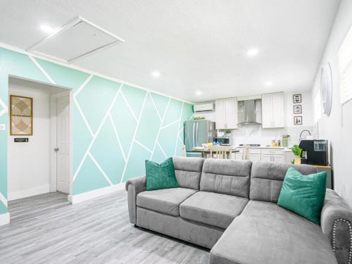 Mount Dora Apartment | Dora's Haven Getaway-Cozy 1Bedroom with Boat or Camper Parking- Free