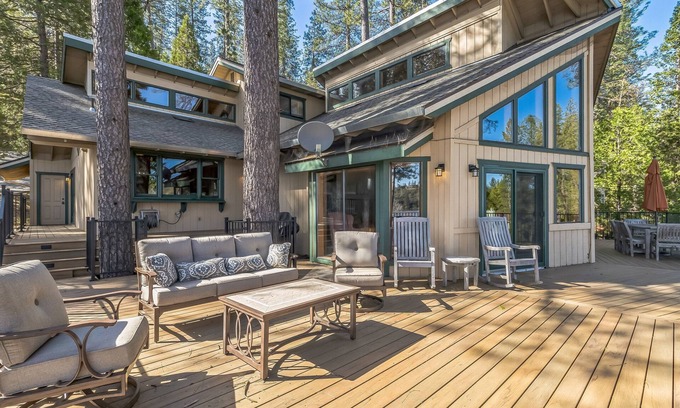 Groveland House | Dos Pinos - Spacious Lakefront Cabin w/Game Room by Yosemite Region Resorts