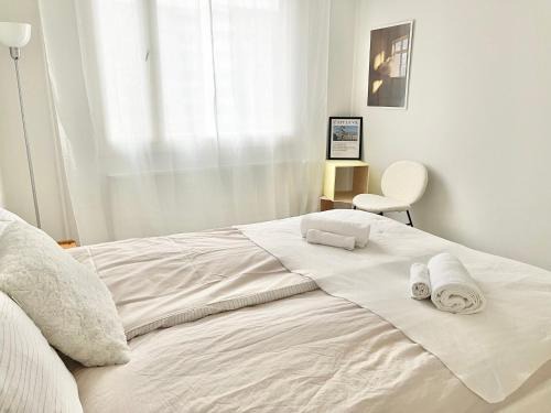Koillinen District House | Double bed room in An apartment with lovely cats
