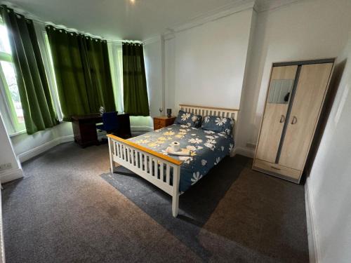 Salford House | Double-Bedroom in the Heart of Salford Manchester GCSW2 Perfect for Short Stays