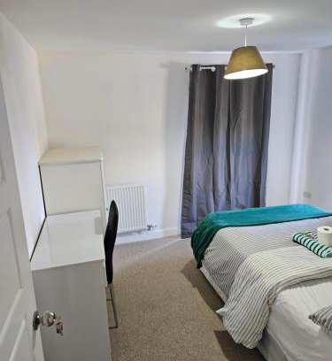 Dartford House | Double Cosy bedroom in central Dartford-Close to all amenities