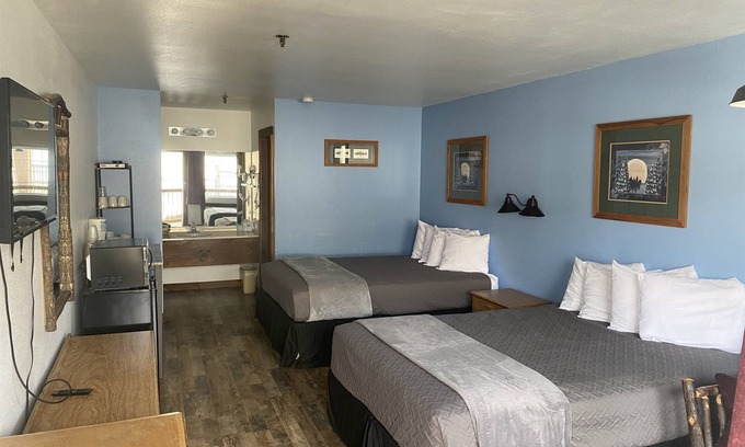 Indian Point Condo | Double Queen Room w/Kitchen Supplies