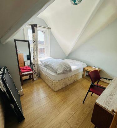 Poole Apartment | Double Room with share