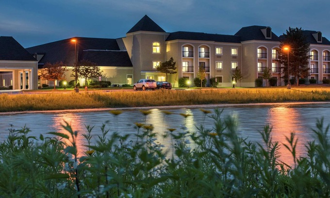 Wood Dale Hotel | DoubleTree by Hilton Hotel Chicago Wood Dale - Elk Grove