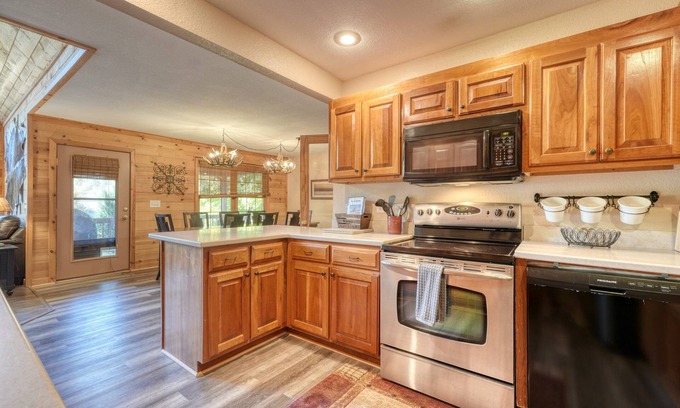 Hiawassee Cabin | Down By the River-Fireplace-Jacuzzi-River Access