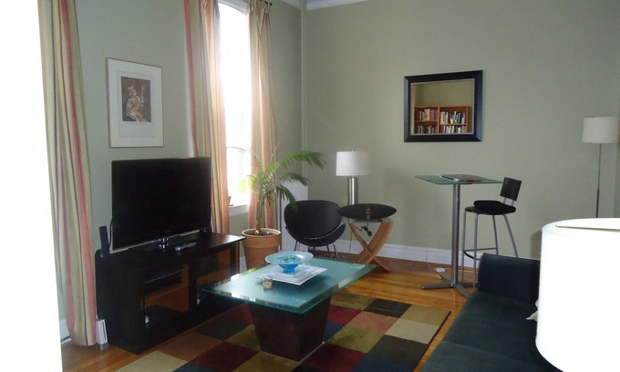 Queens Square Apartment | Down Town Heritage Suite on Water Street