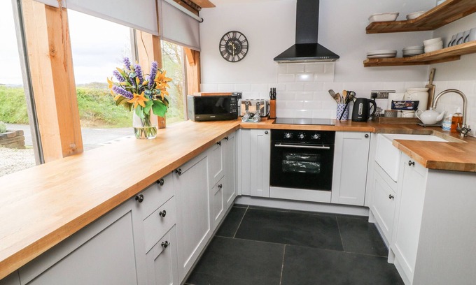 St. Giles on the Heath Cottage | DOWNICARY CHAPEL STABLE, pet friendly in St Giles-On-The-Heath