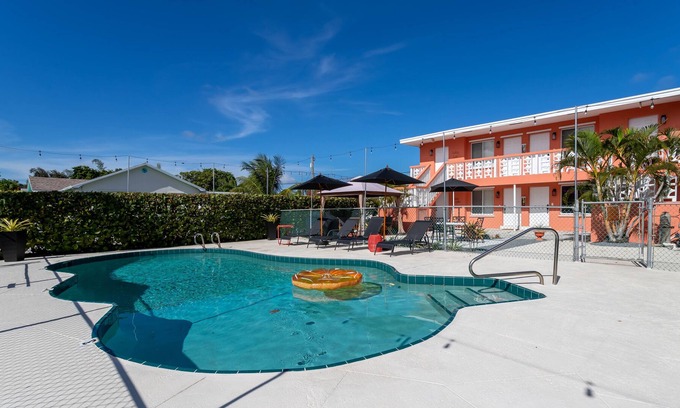 Mango Groves Condo | Downtown! 2 Bedroom with POOL! Close to BEACH and RESTAURANTS!