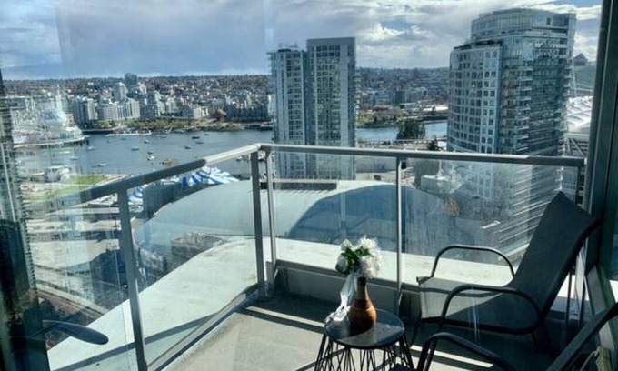 Gastown Apartment | Downtown 3br/2ba+Views+Skytrain+Free Parking