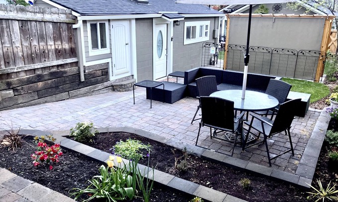 Ashland Cottage | Downtown Ashland private cottage with garden patio