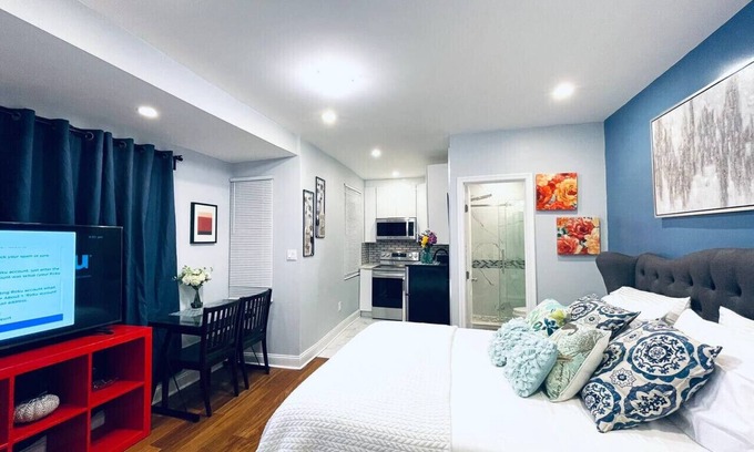 Gayborhood Apartment | Downtown City Hall close by Kimmel Center Suite