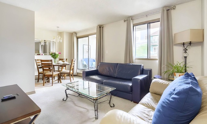 Beltline Condo | Downtown Condo/Free Parking/walk to BMO & Stampede