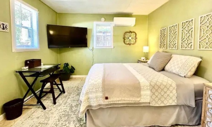 Southeast Pensacola Cottage | Downtown cottage 7 miles from beach
