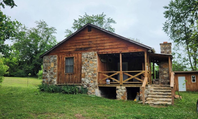Mammoth Spring Cabin | Downtown Cypress & Rock Cabin
