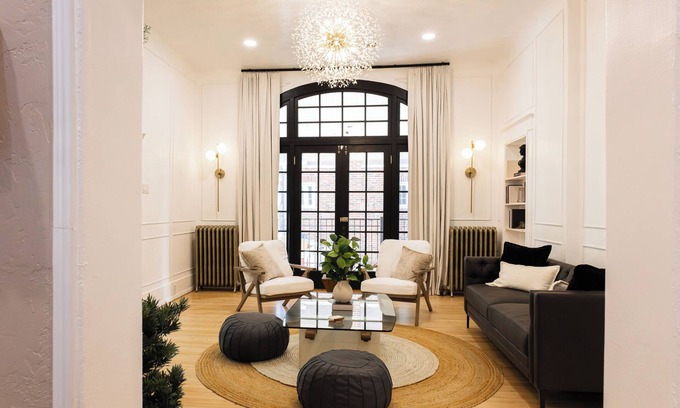 Huning Castle House | Downtown Elegance +Hot Tub!