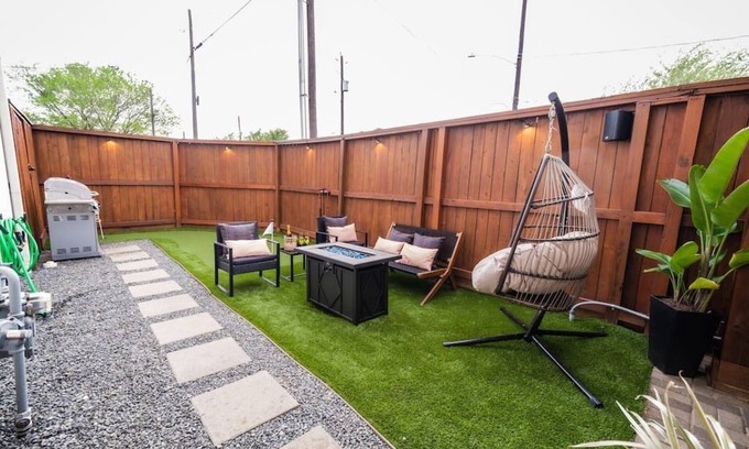 Northside House | Downtown Escape. Backyard, Game-room & Free Parking
