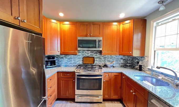 Falmouth Condo | Downtown Falmouth! Location, location! Steps to great restaurants and shops!