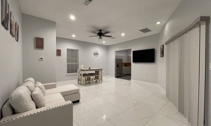 Haltom City House | Downtown Fort Worth 3 Bed luxury house