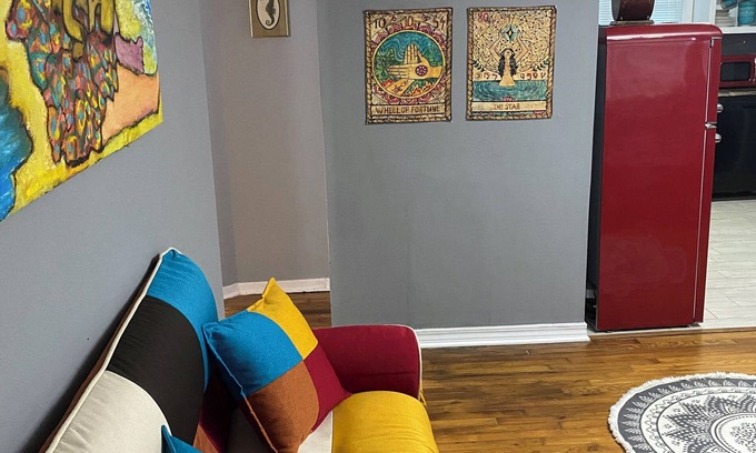 South Pensacola House | Downtown-Garden District-Boho Steampunk Farmhouse. Comforts of home . New HVAC.