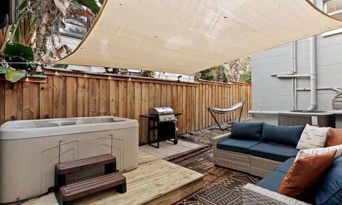 Lake Eola Heights Apartment | Downtown Gem w/Jacuzzi + Basketball + Games!