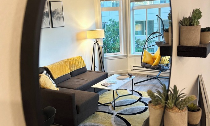 Belltown Condo | Downtown Golden Gem/Rooftop View/99 Walkscore/Pool/Spa/Pets/Secure Parking!
