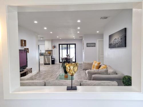 Little Ranches House | Downtown Hollywood - 3 miles to Beach - Sleeps 8
