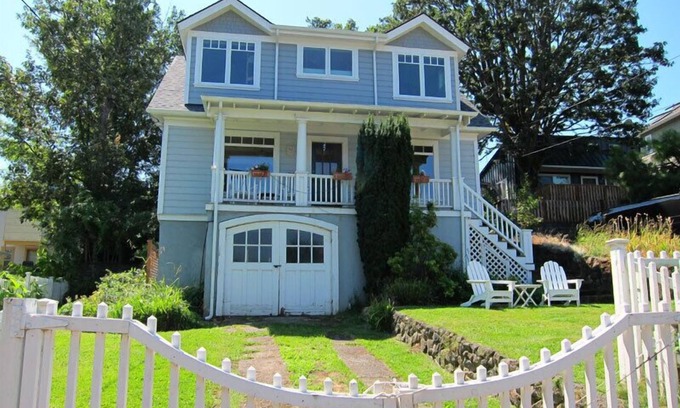 Hood River House | Downtown Hood River View Bungalow with HOT TUB, WIFI, A/C
