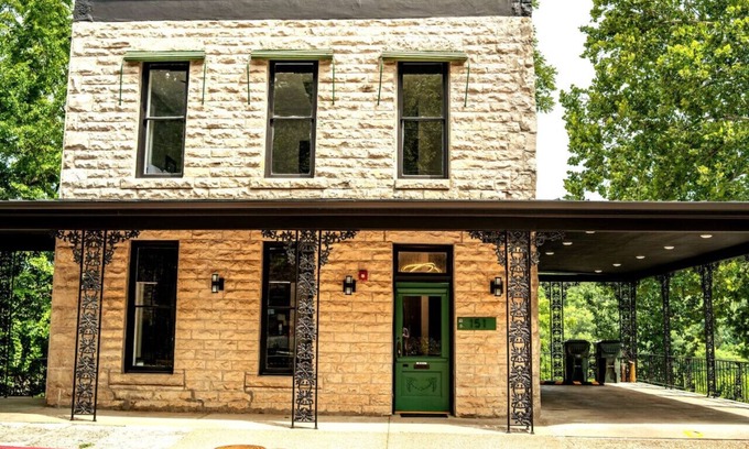 Eureka Springs Historic District House | Downtown+HotTub+Wifi+FreeParking Entire Building @151 Spring