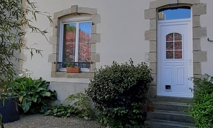 Saint-Pol-de-Leon House | Downtown house near the sea with friendly cat