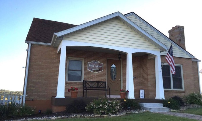 Hermann House | Downtown Location, Door to Door Private Shuttle, Great View, & Free Breakfasts