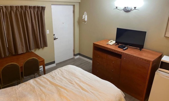 Vernon Hotel | Downtown location near to restaurants pubs & bars. also near to marts .