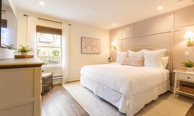 West Dundee Apartment | Downtown Luxury Farmhouse Apartment #1