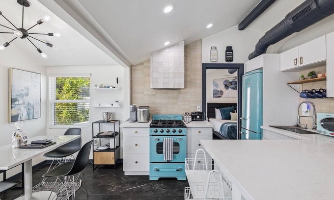 Garfield House | Downtown Phoenix Modern Retreat Unit B-nWalkable, Private & Modern