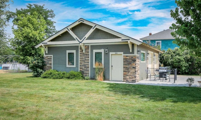 Baker City Apartment | Downtown Retreat, Studio for 2
