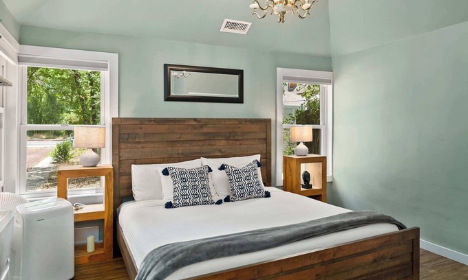 Southside House | Downtown Retreat w/Sauna | Fire Pit | Near NAU