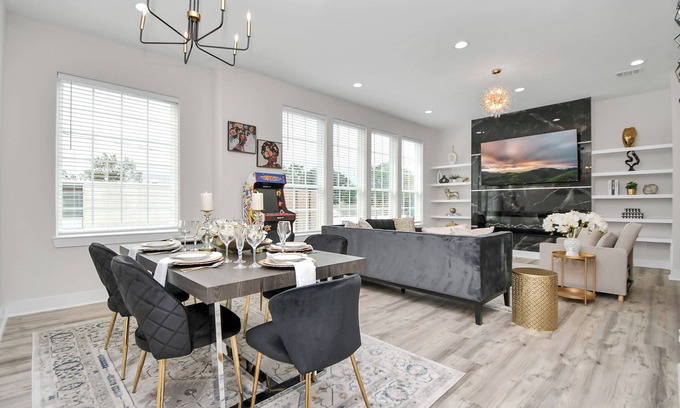 Northside House | Downtown Retreat with Golf, Arcade & Rooftop View with AC, WiFi