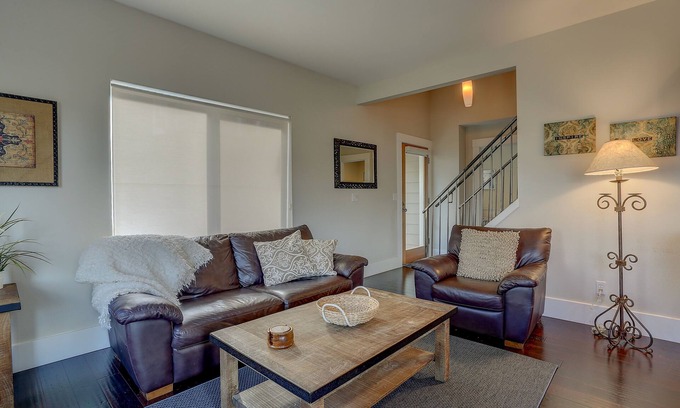 Hood River House | Downtown, River View, A/C, Stay for a Month! Great Rates!