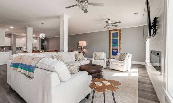 Smithville Apartment | Downtown`s BEST LOFT ON THE SQUARE `THE FIDDLE`!