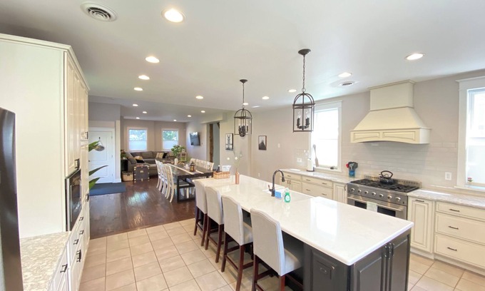 Saratoga Springs House | Downtown - Spacious Open Floor plan & Huge Kitchen Perfect for Family & Friend