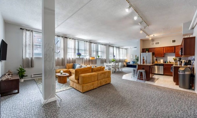 Printers Row Condo | Downtown, Vintage 5bd/2ba (gym+patio) | Sleep 14