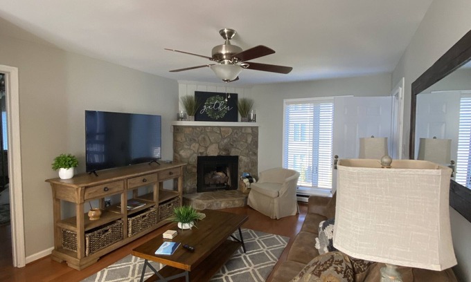 Blowing Rock Condo | Downtown-walk to Main st Blowing Rock-2nd floor/pets<35lb/close to skiing