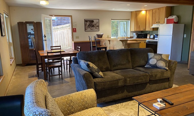 Hood River Apartment | Downtown with Mountain /River View and Fenced Yard